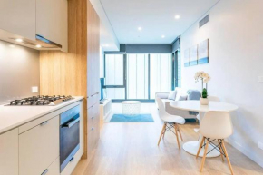 Lovely One Bedroom + Study with Infinity Pool, Sydney